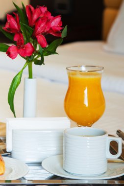 Otel fincan kahve içinde kahvaltı ve çiçek