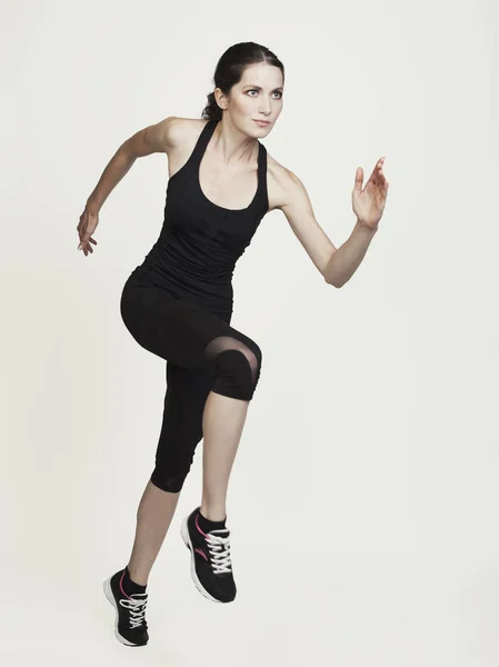 Correndo movimento jovem beleza esporte mulher isolado estúdio tiro — Fotografia de Stock