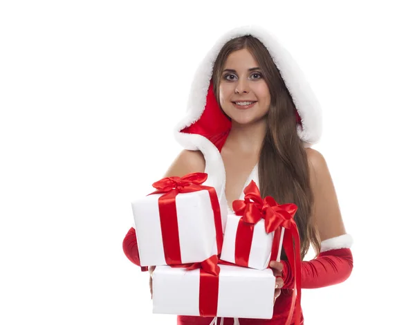 サンタ服と多くのギフト ボックスと帽子の若い笑顔の女性 — ストック写真