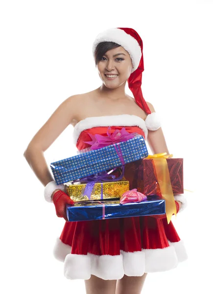 Asiatiska leende kvinna i santa clothesr och hatt med många gåva bo — Stockfoto