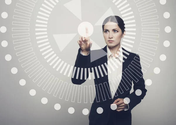 Zukünftige Business-Technology-Frau arbeitet mit futuristischer Interfa — Stockfoto