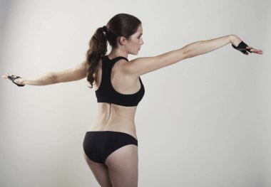 Genç kız hamle dans koreografisi iş arkadan görünüm