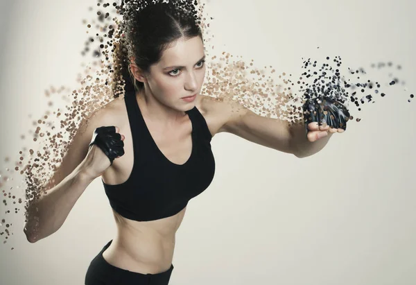 Jonge vrouw sport geïsoleerde strijd studio schot desintegreren in — Stockfoto