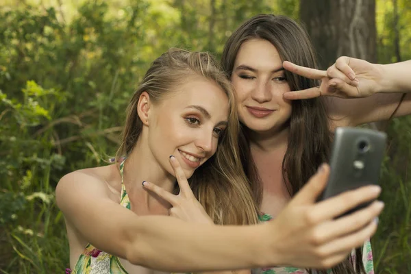 Mutlu genç kızlar selfshot veya themselv selfy resmini alarak