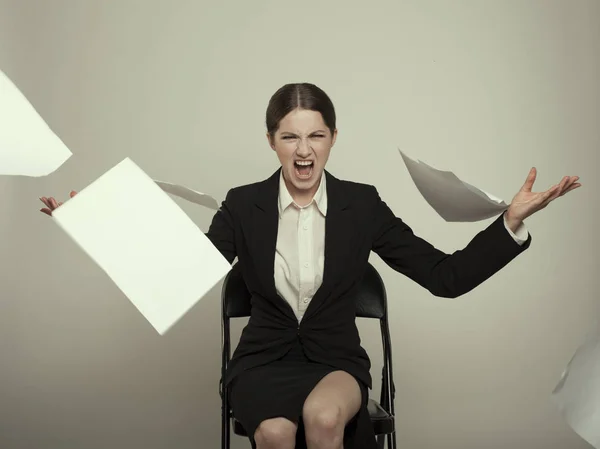 Lady elegantly dressed throw a stack of papers to the camera on — Stock Photo, Image