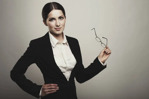 Mujer de negocios sosteniendo vidrio mirando hacia otro lado en espacio de copia en blanco i — Foto de Stock