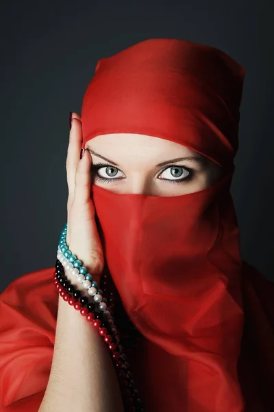 Jonge Arabische vrouw schoonheid close-up portret studio opname — Stockfoto