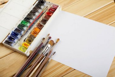 Su renk boya ve fırçalar tablo resmi 