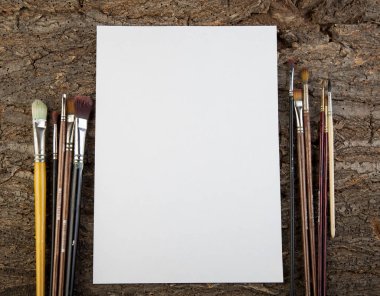 Bir eski ahşap bg ve kağıt üst görünümden farklı boyutuna fırçalar