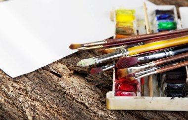 Fırçalar ve boya bir eski ahşap bg tarihinde kadar yakın 