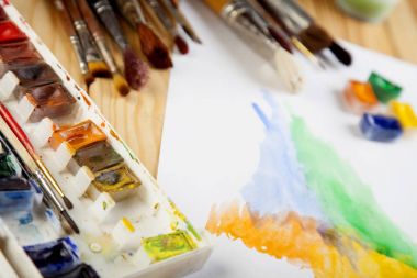 Boya fırçaları ressam iş yerinde fotoğraf