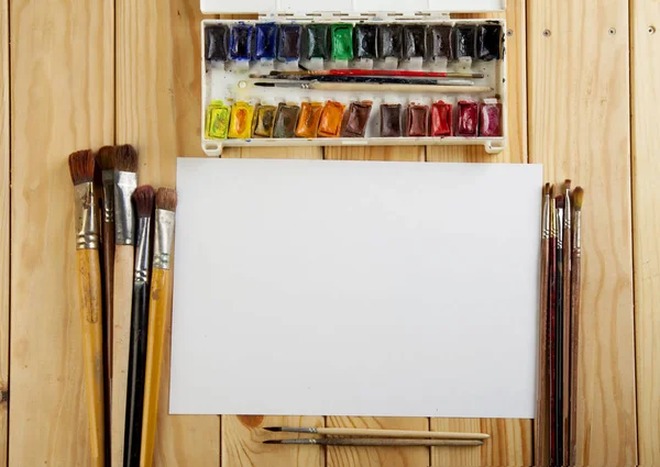 Pittura ad acquerello e pennelli carta colpo vista dall'alto — Foto Stock