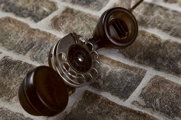 Telefone velho e tijolo de parede de perto foto — Fotografia de Stock