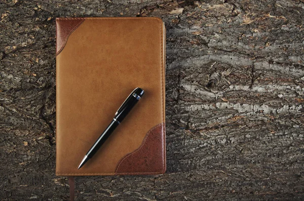 Щоденник і ручка на дерев'яному старому тлі вид зверху — стокове фото