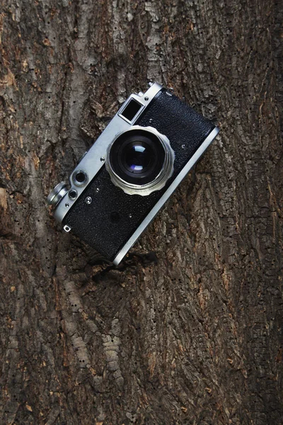 木製の背景トップ ビューで古いカメラ — ストック写真