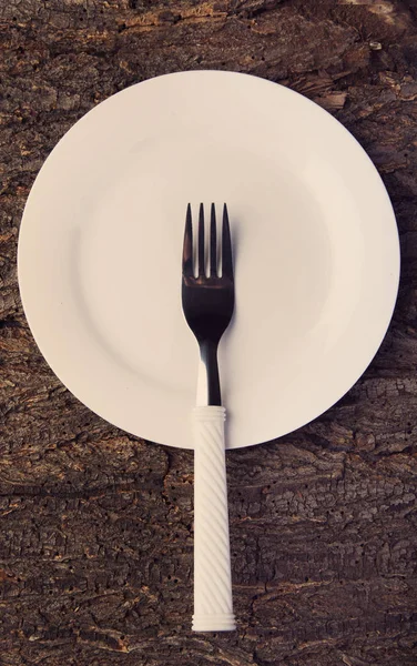 Tallrik vit och gaffel tom trä bordsskiva Visa toning foto — Stockfoto