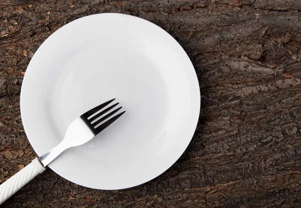 Boş tabak beyaz ve çatal ahşap masa Üstten Görünüm — Stok fotoğraf