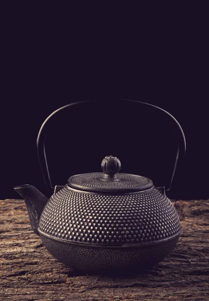 Teekanne auf einem Holztisch Toning Foto — Stockfoto