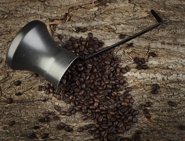 Xícara de café turco com grãos de café vista superior — Fotografia de Stock
