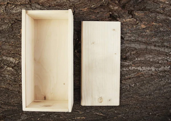 Caja de madera sobre fondo de madera abierta — Foto de Stock