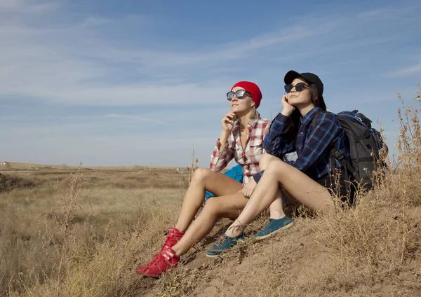 Dois jovens turistas sentados em uma natureza — Fotografia de Stock