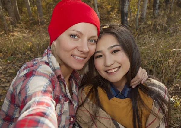 Dwie młode kobiety selfie czas zdjęcie — Zdjęcie stockowe
