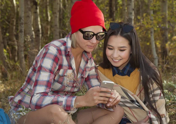 İki genç kadın turist ile hareket eden telefon — Stok fotoğraf