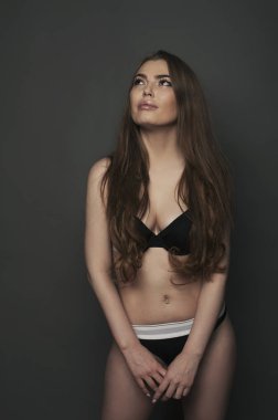 Kadın arıyorum ve düşünme portre stüdyo