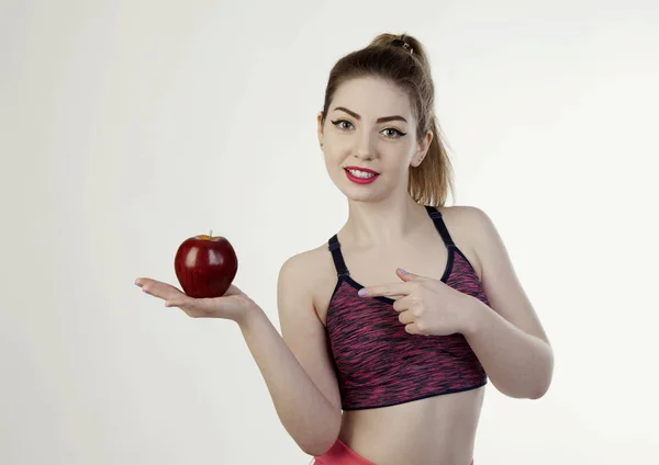 Deporte mujer joven con manzana roja aislada —  Fotos de Stock
