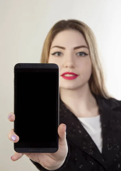 Donna che tiene il telefono cellulare mockup faccia sfocatura — Foto Stock