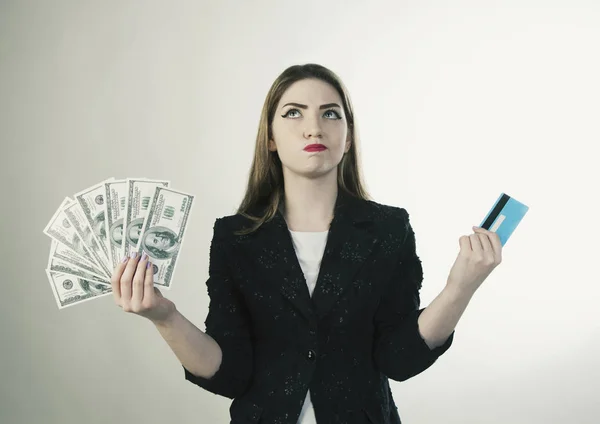 Junge Frau mit Bargeld und Karte in der Hand — Stockfoto