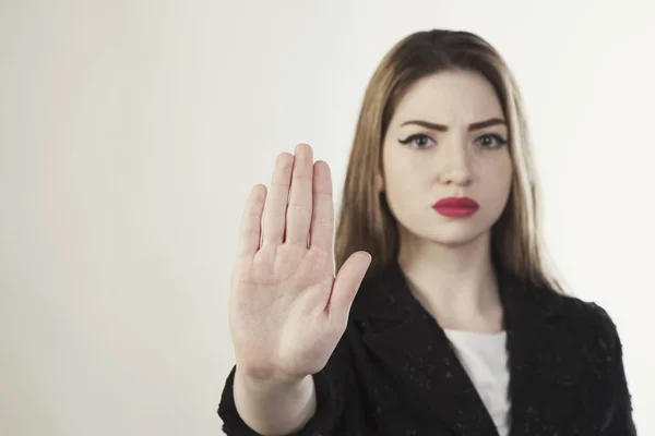 Женщина остановить руку изолированный портрет лицо размытие — стоковое фото