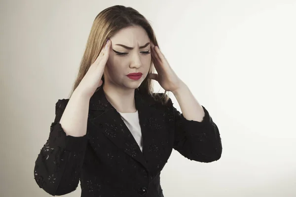Женщина с головной болью портрет изолирован — стоковое фото