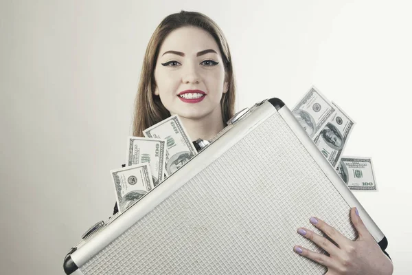 Молодая женщина держит металл дело с большим количеством денег крупным планом — стоковое фото