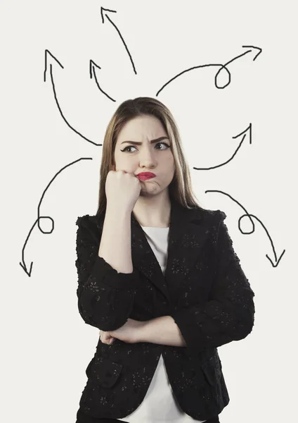 ビジネスの若い女性と思う感情の矢印の肖像画 — ストック写真