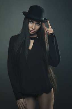 dsrk arka plan stüdyo vuruşta siyah şapkalı kadın