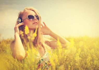 Kulaklıklar açık havada m zevk güzel genç sarışın kadınla