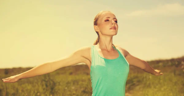 Sport blonde vrouw oefenen in de buitenlucht yoga foto op nat — Stockfoto