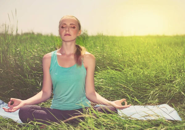 Pacífico sano ajuste rubio joven mujer meditando en la naturaleza — Foto de Stock