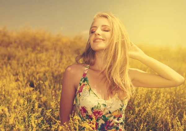 Amarelo tonificação loira jovem linda menina no campo foto — Fotografia de Stock