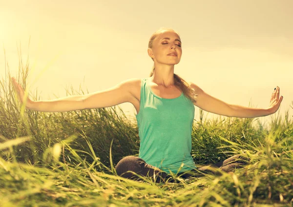 Sarışın genç kadın gözleri ile doğa üzerinde meditasyon ton kapalı — Stok fotoğraf