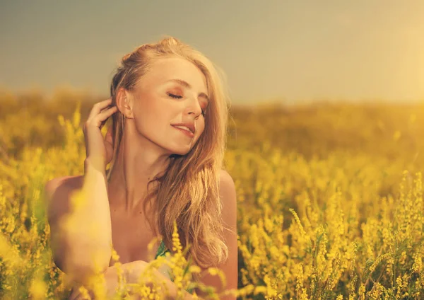 Blonda sexy tineri frumos fata în câmp galben fotografie — Fotografie, imagine de stoc