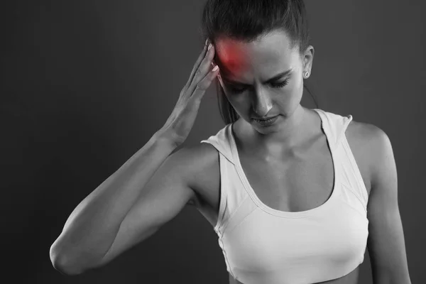 Mujer bw deporte dolor rojo cabeza estudio disparo oscuro bg — Foto de Stock