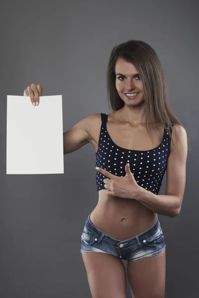 Жінка спортивний палець тримає паперову студію постріл темний Бг — стокове фото