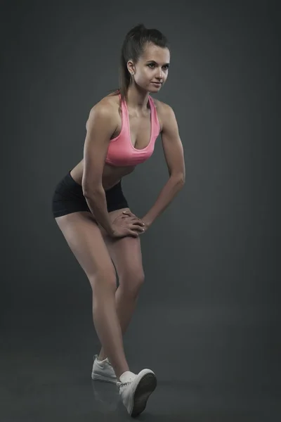 Frau im Sportstudio in dunkler Pose erschossen — Stockfoto