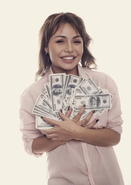 Vrouw staand geld geïsoleerde gelukkig studio opname — Stockfoto