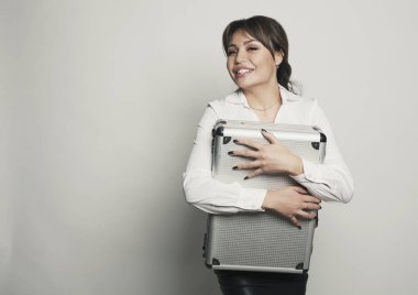 Genç kadın metal servis talebi izole studio fotoğraf ile mutlu