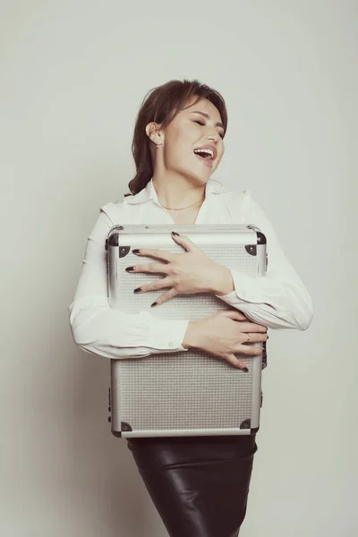 Γυναίκα ευτυχισμένη με metall υπόθεση απομονωμένες στούντιο φωτογραφία — Φωτογραφία Αρχείου