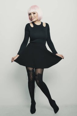 İzole bg stüdyo çekim üzerinde mutlu kadın pembe saç kalmak