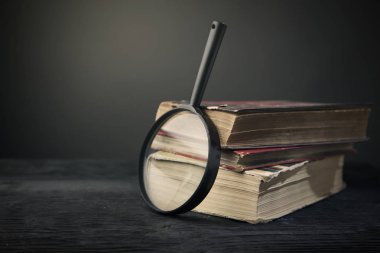 Pho tonlama bir ahşap bg büyüteç ile üç eski kitabı